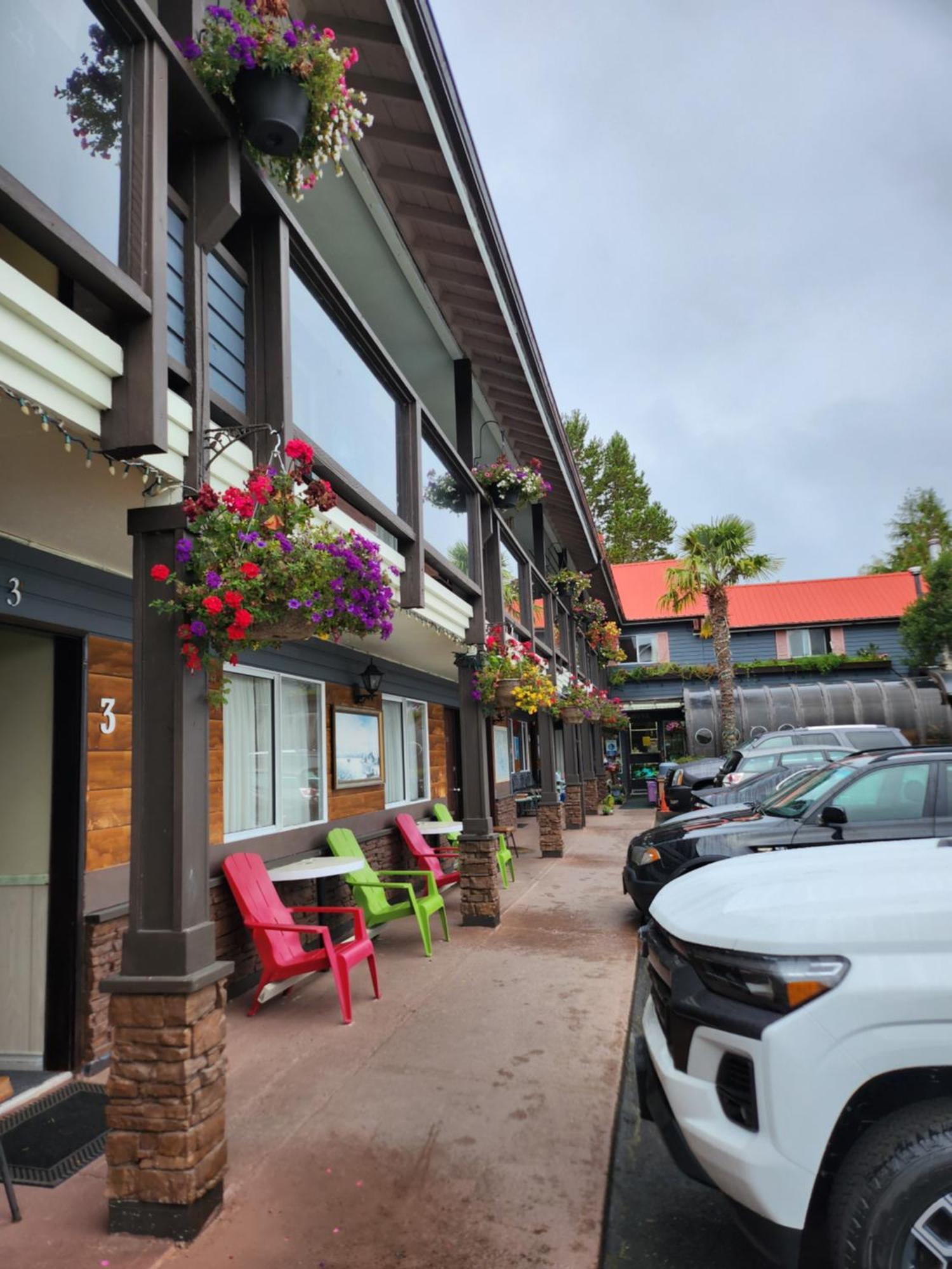 Schooner Motel Tofino Bagian luar foto