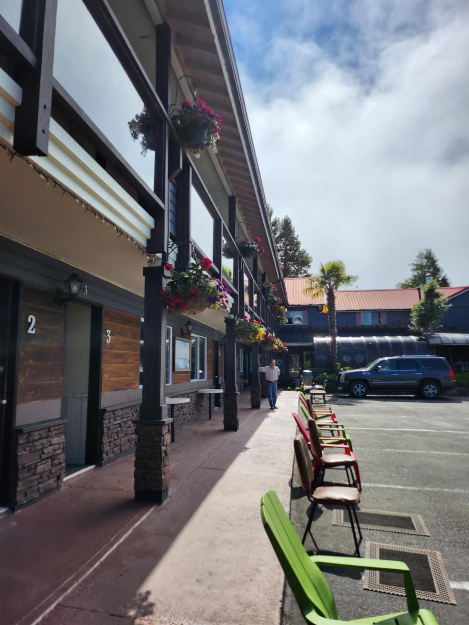 Schooner Motel Tofino Bagian luar foto